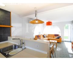 Casa unifamiliar de tres apartamentos independientes en terreno esquinero de