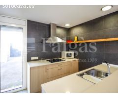 Casa unifamiliar de tres apartamentos independientes en terreno esquinero de