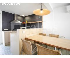 Casa unifamiliar de tres apartamentos independientes en terreno esquinero de