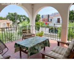 Casa unifamiliar de tres apartamentos independientes en terreno esquinero de