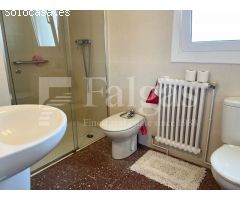 Casa unifamiliar de tres apartamentos independientes en terreno esquinero de