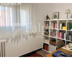 Casa unifamiliar de tres apartamentos independientes en terreno esquinero de