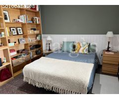 Casa unifamiliar de tres apartamentos independientes en terreno esquinero de