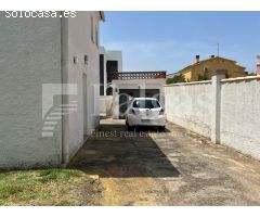 Casa unifamiliar de tres apartamentos independientes en terreno esquinero de