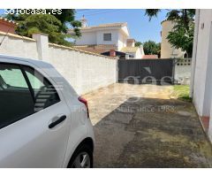 Casa unifamiliar de tres apartamentos independientes en terreno esquinero de