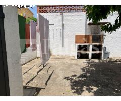 Casa unifamiliar de tres apartamentos independientes en terreno esquinero de