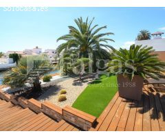 Casa con piscina y 12,5 m de amarre en canal ancho