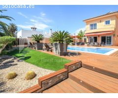 Casa con piscina y 12,5 m de amarre en canal ancho