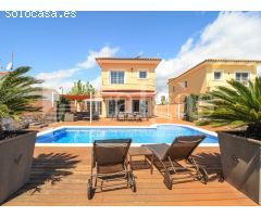 Casa con piscina y 12,5 m de amarre en canal ancho