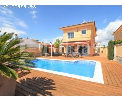 Casa con piscina y 12,5 m de amarre en canal ancho