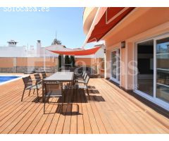 Casa con piscina y 12,5 m de amarre en canal ancho