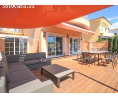 Casa con piscina y 12,5 m de amarre en canal ancho