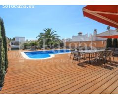 Casa con piscina y 12,5 m de amarre en canal ancho