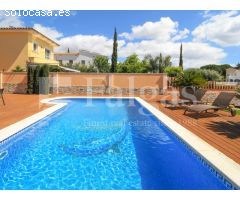Casa con piscina y 12,5 m de amarre en canal ancho