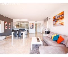 Casa con piscina y 12,5 m de amarre en canal ancho