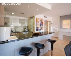 Casa con piscina y 12,5 m de amarre en canal ancho