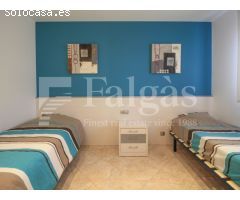 Casa con piscina y 12,5 m de amarre en canal ancho