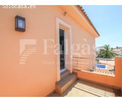 Casa con piscina y 12,5 m de amarre en canal ancho