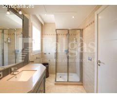 Casa con piscina y 12,5 m de amarre en canal ancho