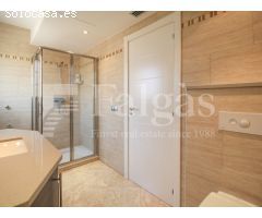 Casa con piscina y 12,5 m de amarre en canal ancho
