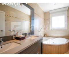 Casa con piscina y 12,5 m de amarre en canal ancho