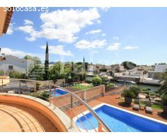 Casa con piscina y 12,5 m de amarre en canal ancho
