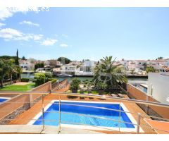 Casa con piscina y 12,5 m de amarre en canal ancho