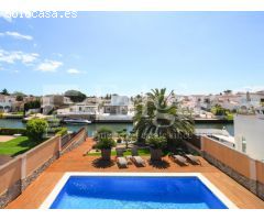 Casa con piscina y 12,5 m de amarre en canal ancho