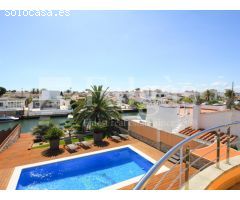 Casa con piscina y 12,5 m de amarre en canal ancho