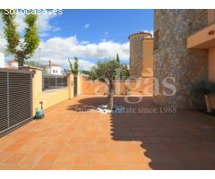 Casa con piscina y 12,5 m de amarre en canal ancho