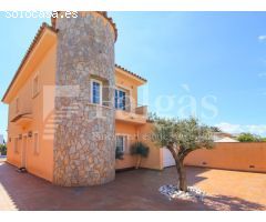 Casa con piscina y 12,5 m de amarre en canal ancho