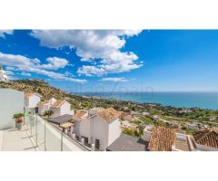 Atico duplex con impresionantes vistas panorámicas al mar, al templo budista y a