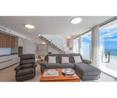 Atico duplex con impresionantes vistas panorámicas al mar, al templo budista y a