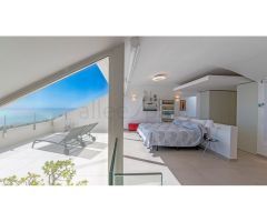 Atico duplex con impresionantes vistas panorámicas al mar, al templo budista y a