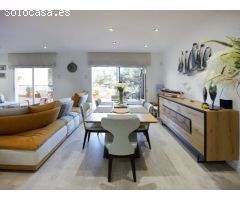 Apartamento en primera línea de mar, con terraza, plaza de aparcamiento y