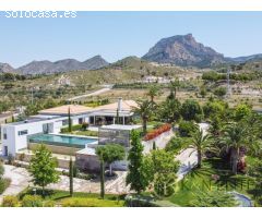 Un Oasis Abrazado por Montes e Interminables Vistas