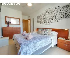 Ático en Primera Línea de Playa con Chill-Out Privado: Tu Refugio de Invierno en