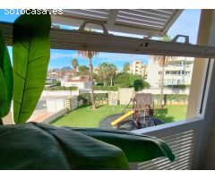 Ático en Primera Línea de Playa con Chill-Out Privado: Tu Refugio de Invierno en
