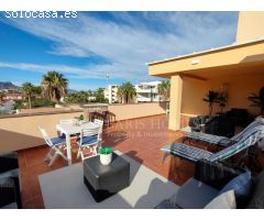 Ático en Primera Línea de Playa con Chill-Out Privado: Tu Refugio de Invierno en