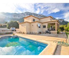 CHALET CON VISTA AL MAR Y AL MONTGO
