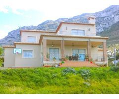 CHALET CON VISTA AL MAR Y AL MONTGO