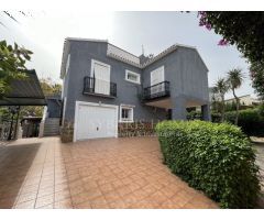 EXCLUSIVO CHALET DE DOS VIVIENDAS EN SEGUNDA LINEA DE PLAYA