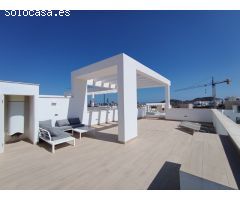 Ático con solárium privado, terrazas y piscinas en Finestrat