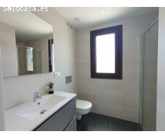 Ático con solárium privado, terrazas y piscinas en Finestrat