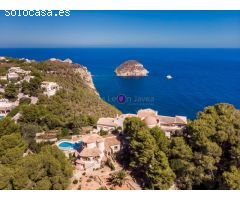 ¡Villa con vistas al mar con parcela grande en venta en Jávea!