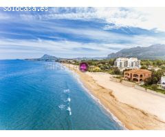 Chalet pareado en venta en la playa de Denia en primerísima línea!
