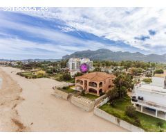 Chalet pareado en venta en la playa de Denia en primerísima línea!