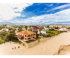 Chalet pareado en venta en la playa de Denia en primerísima línea!