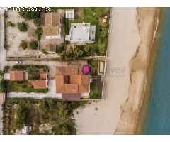 Chalet pareado en venta en la playa de Denia en primerísima línea!