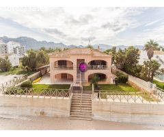 Chalet pareado en venta en la playa de Denia en primerísima línea!